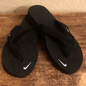 Nike Black and White Flip Flops size 6 NWOT